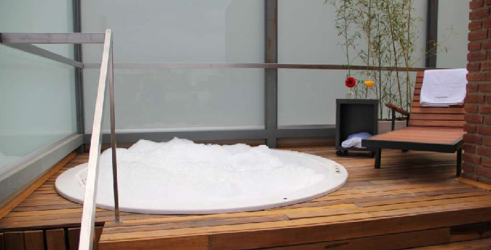jacuzzy del hotel sol de piedra